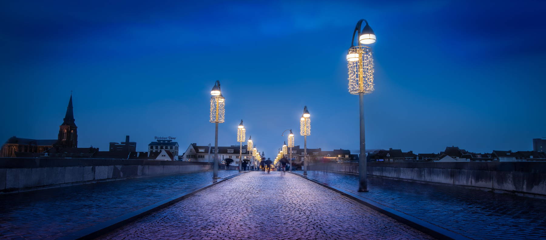 Geïllustreerde skyline van Maastricht met onder meer Helpoort, Sint-Servaasbasiliek, Onze-Lieve-Vrouwebasiliek en stadhuis