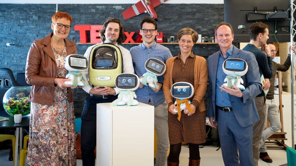 Onderzoekers en robot Ivy