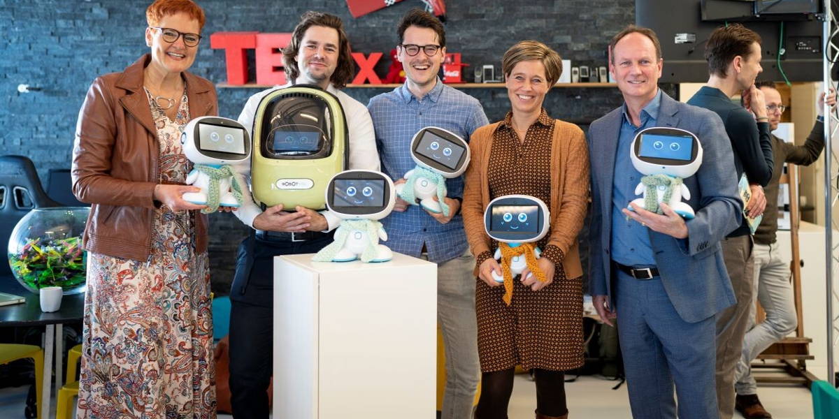 Onderzoekers en robot Ivy