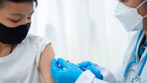 AI ontwerpt eerste universele coronavaccin