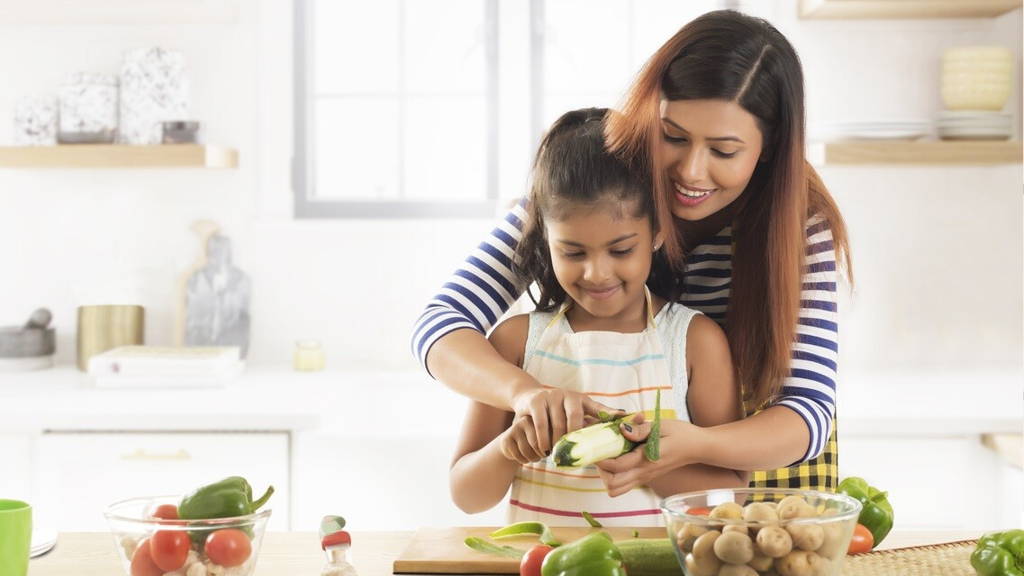 gezond eten vrouw kind keuken