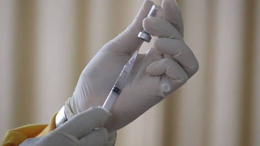 Naaldloze injecties schieten medicatie door huid