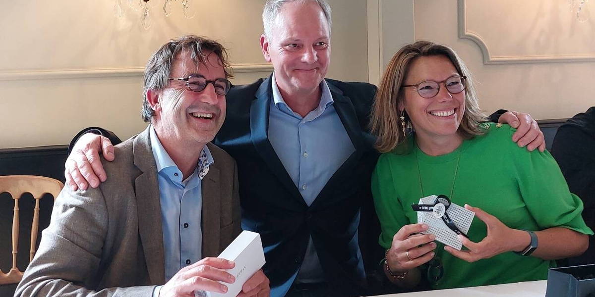 Nieuwe-en-oude-voorzitter-Redactieraad-ICThealth-2023