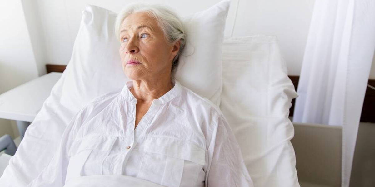 Vrouw-senior-bed-ziekenhuis