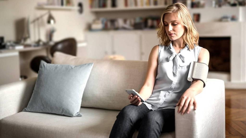 ehealth-vrouw-bank-bloedruk