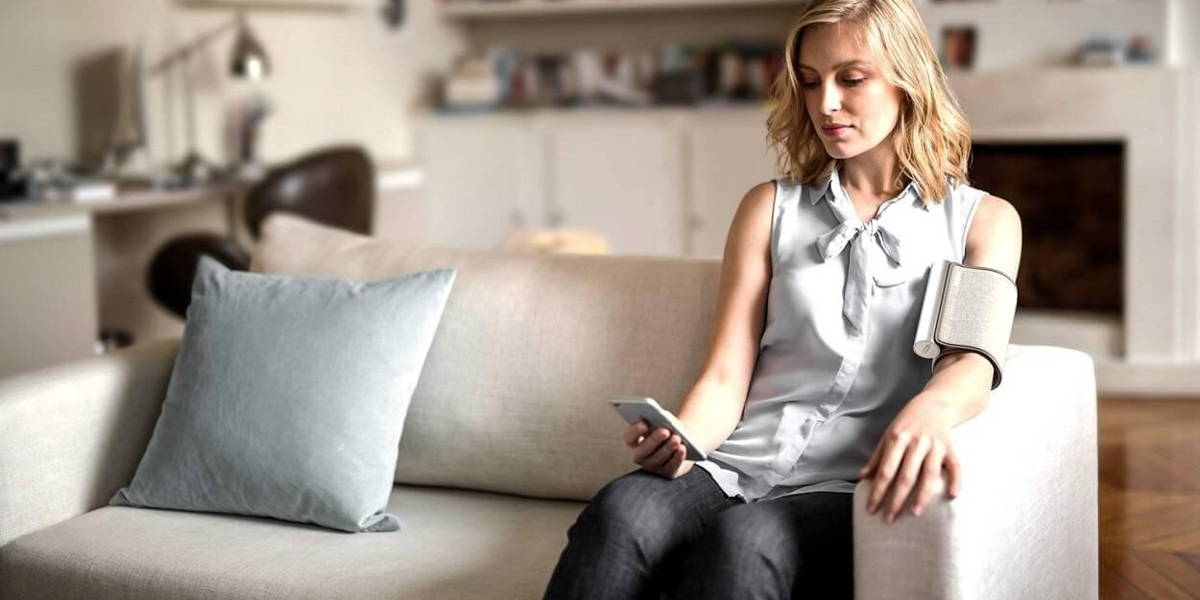 ehealth-vrouw-bank-bloedruk