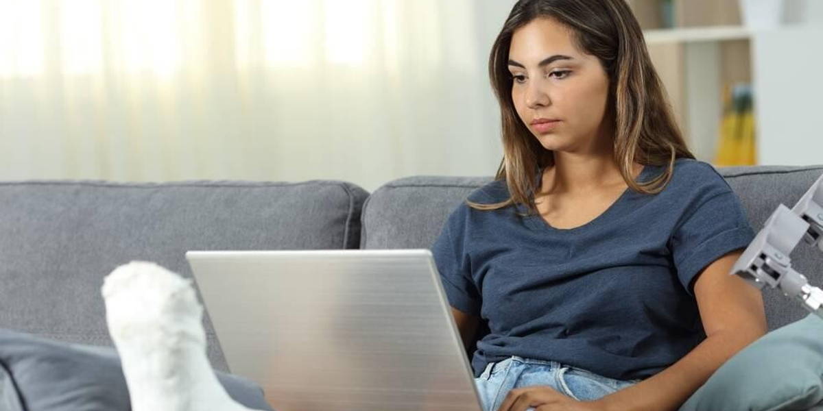 blog-zorgkiezer-vrouw-gips-been-gebroken-computer