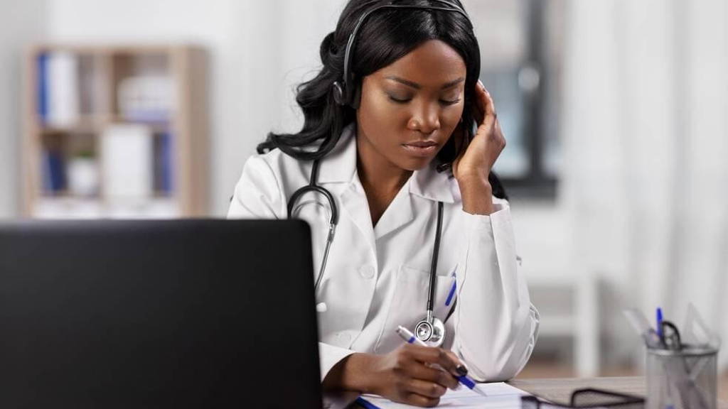Huisarts-arts-digitaal-laptop-online