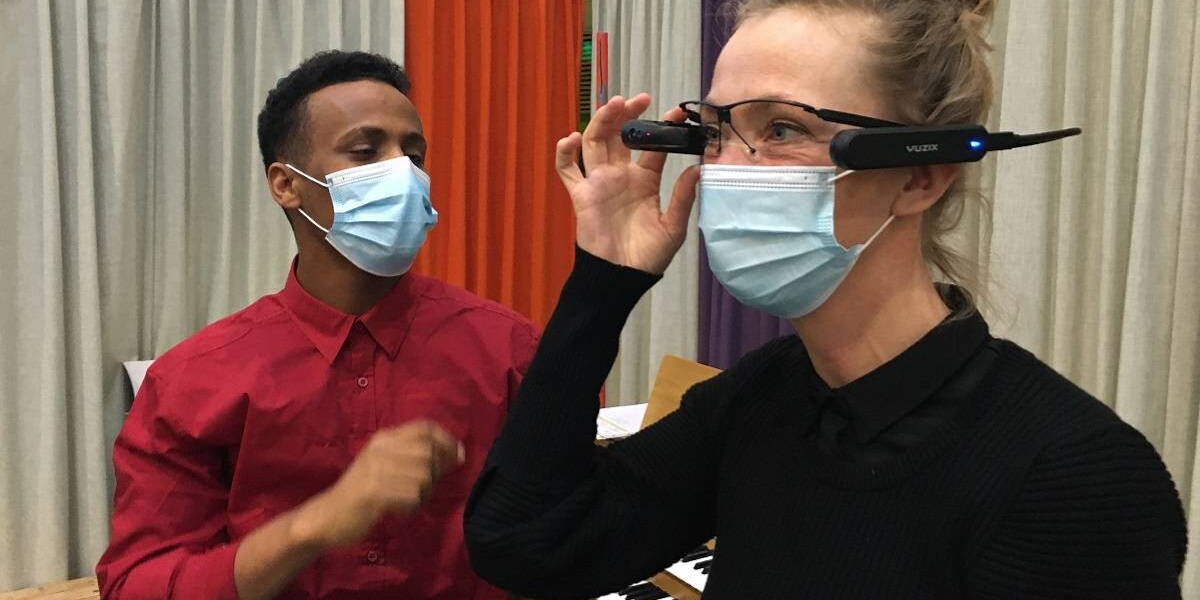 Studenten-Lotte-Grovenstein-en-Tsgab-Habtemariam-met-SmartGlass-ZuidOostZorg