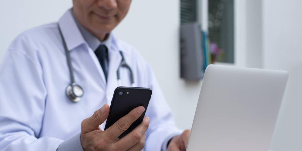 Dokter-Laptop-Tablet-Smartphone