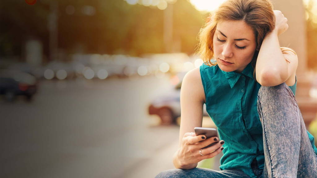 Digitale-assistent-vrouw-muur