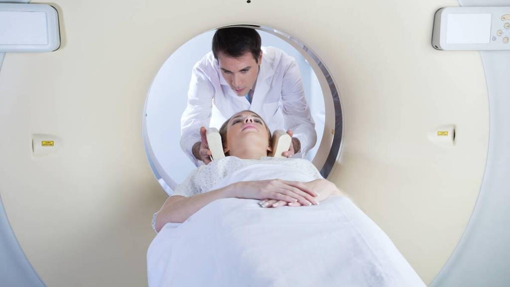 CT-Scanner-Vrouw-Dokter