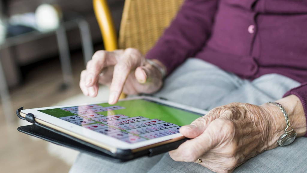 bejaarde-ipad-handen