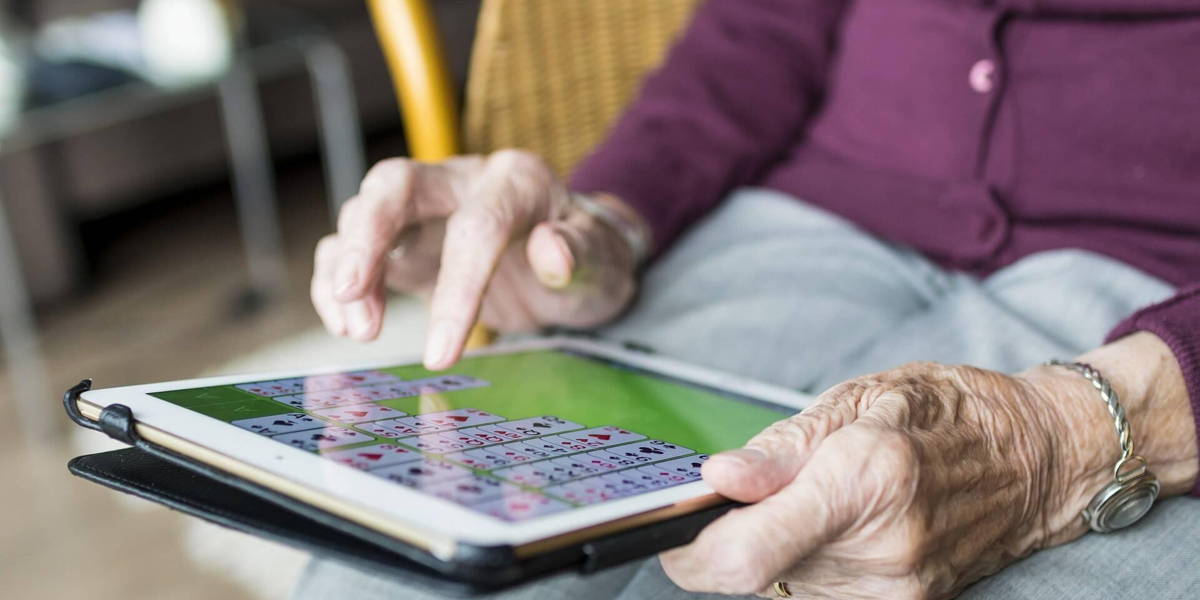 bejaarde-ipad-handen