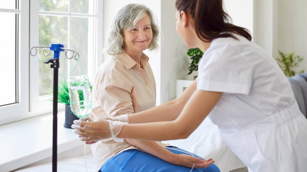 Arts legt IV aan bij glimlachende vrouw