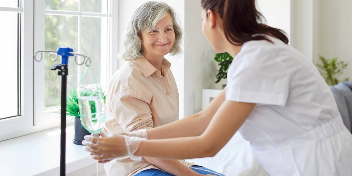 Arts legt IV aan bij glimlachende vrouw