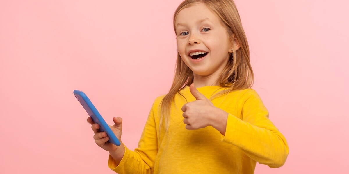 Meisje houdt smartphone vast en steekt haar duim op