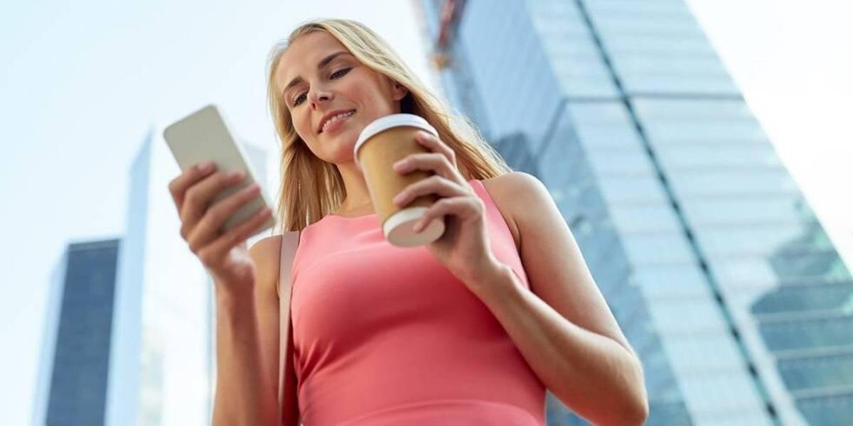 Smartphone-vrouw-buiten