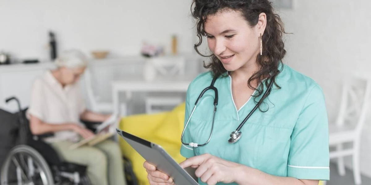 Verpleegkundige-tablet-digitaal