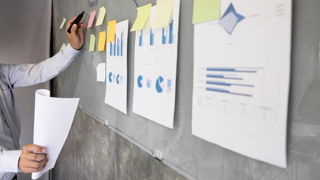 Business man speaker giving a talk finance profit graph presenta