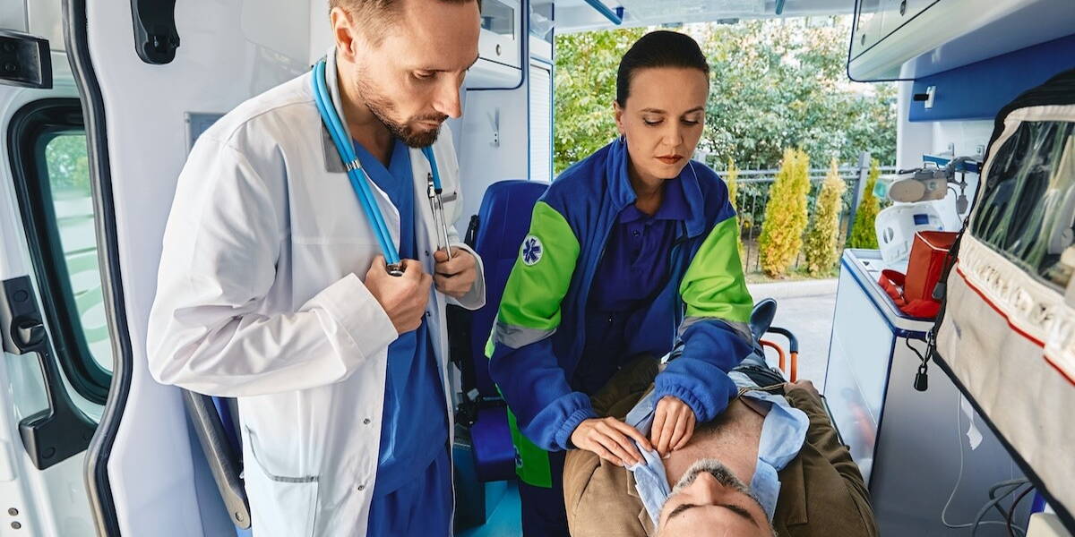 Hulpverleners behandelen patiënt in ambulance