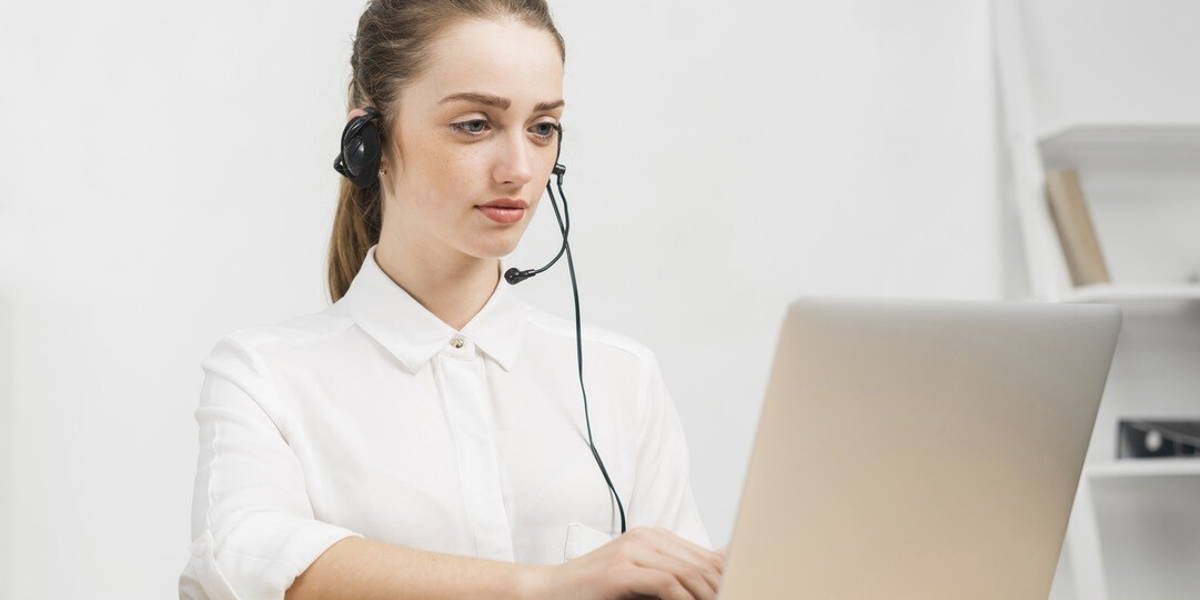 woman working call center