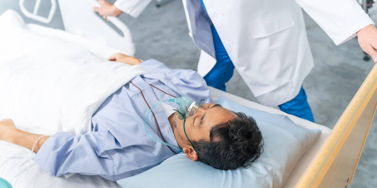 Patiënt in een ziekenhuisbed aan de beademing