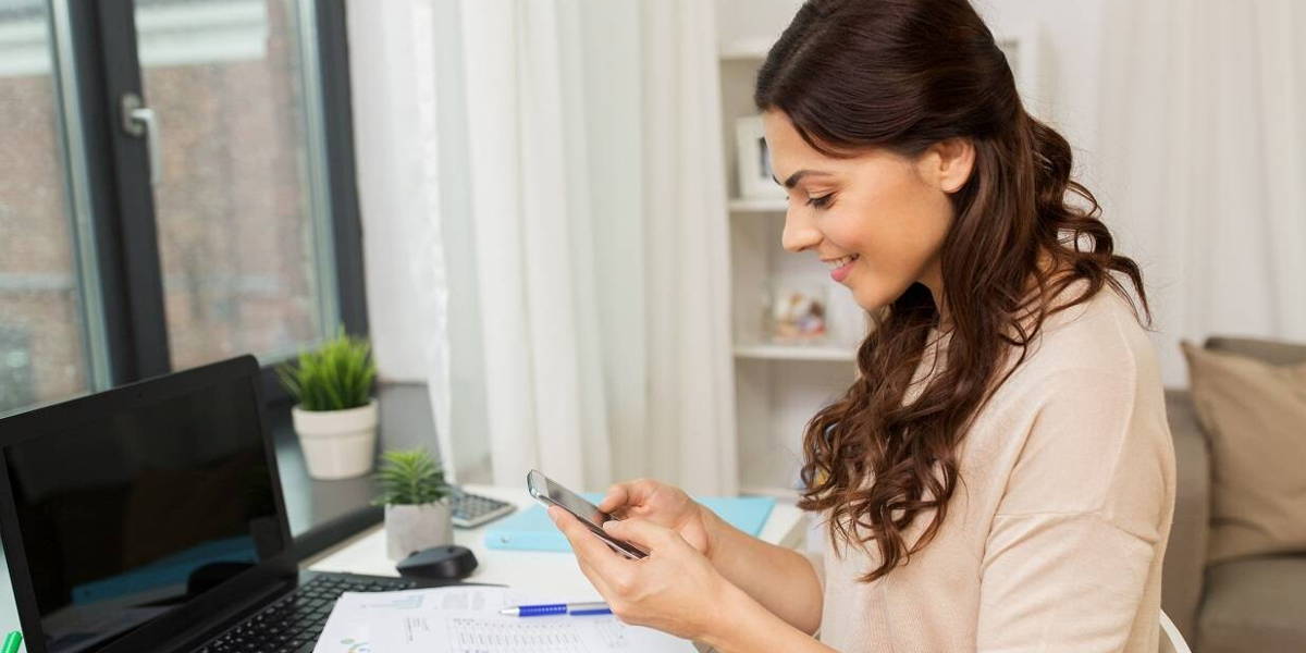 smartphone-vrouw-zoeken-binnen
