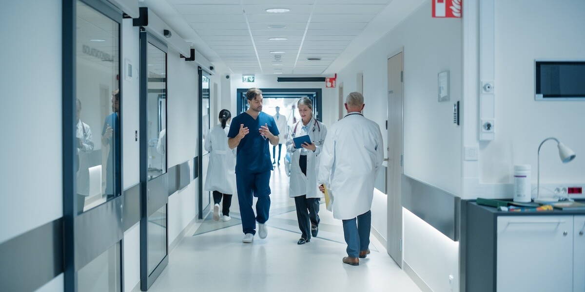 Twee dokter bespreken iets in een ziekenhuisgang