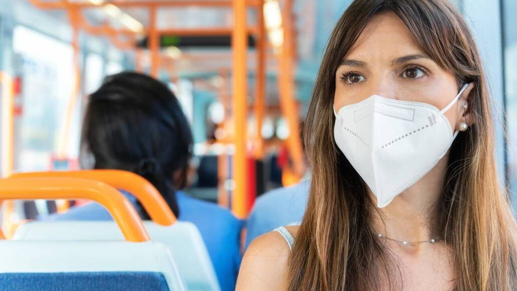 Vrouw-tram-reizen-corona