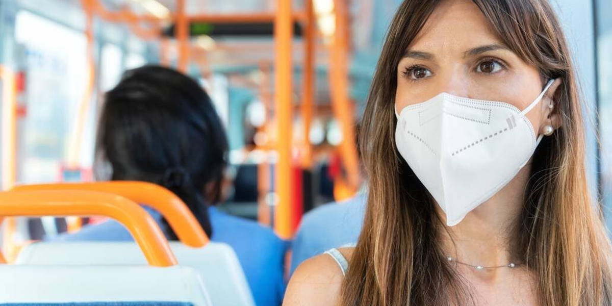 Vrouw-tram-reizen-corona