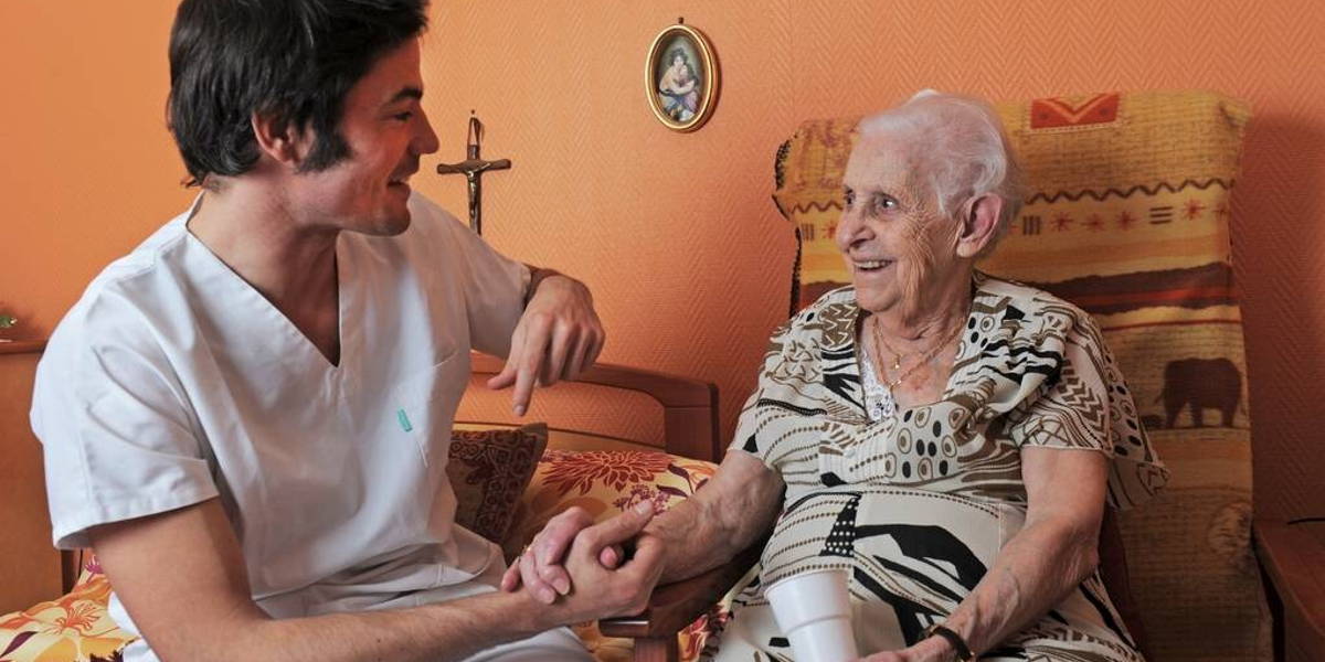 Verpleeghuis-verpleger-senior