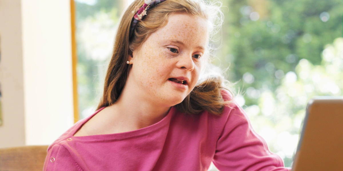 Down-sybdrome-Meisje-aan-keukentafel_edited-scaled