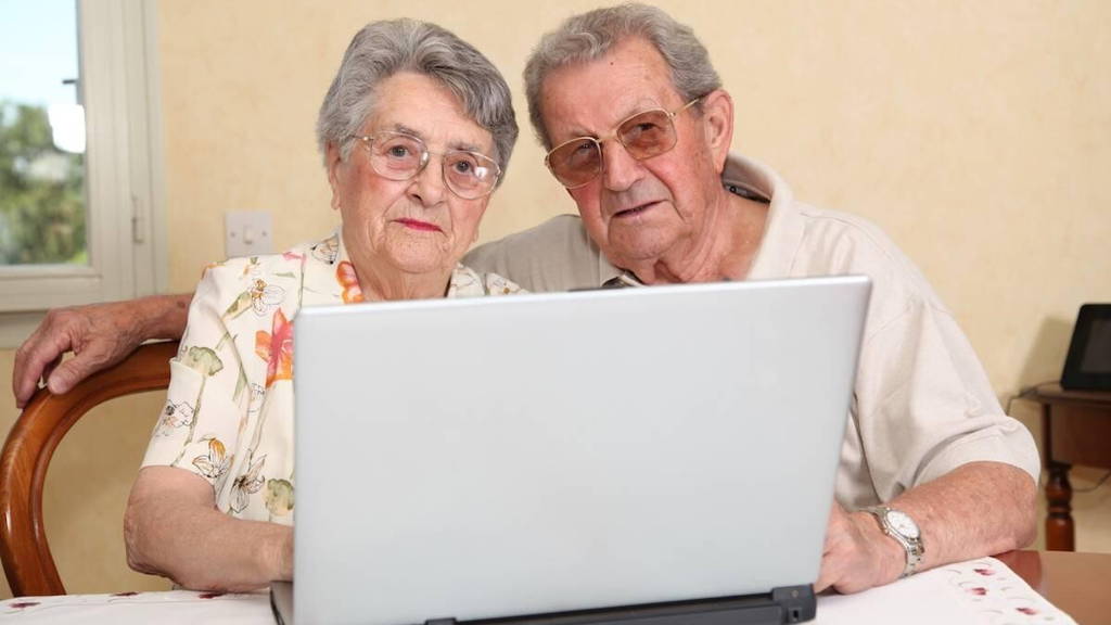 Ouderen-Computer-Paar