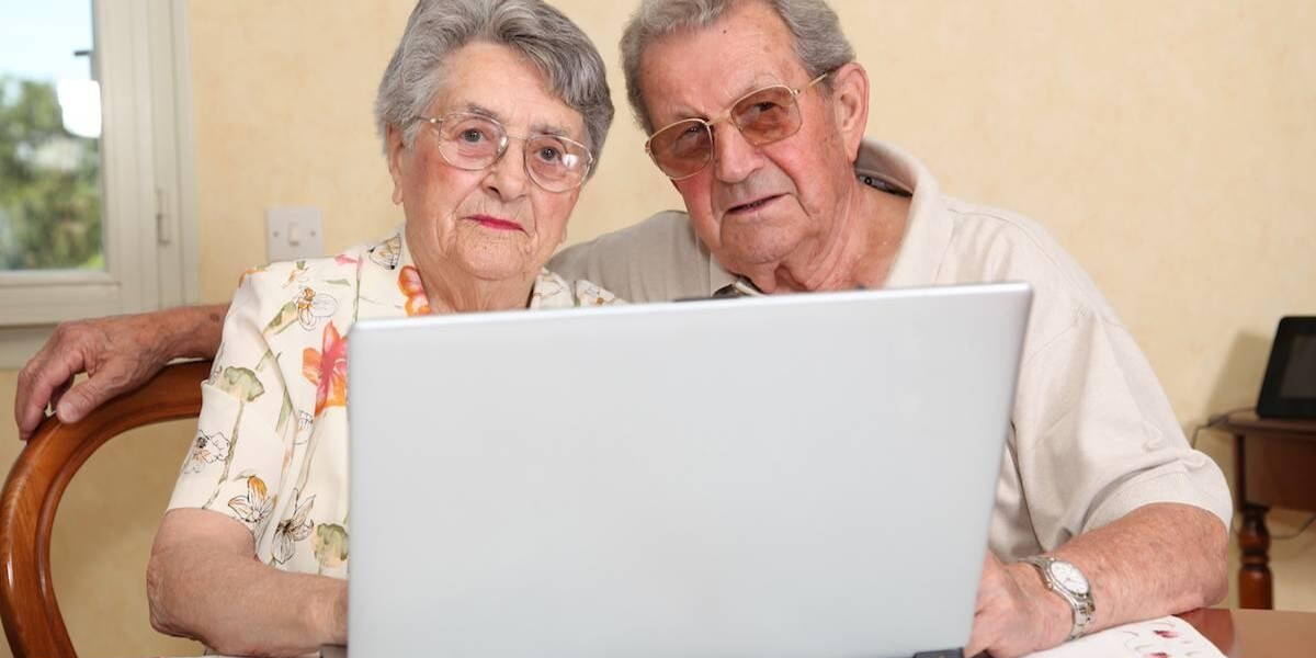 Ouderen-Computer-Paar