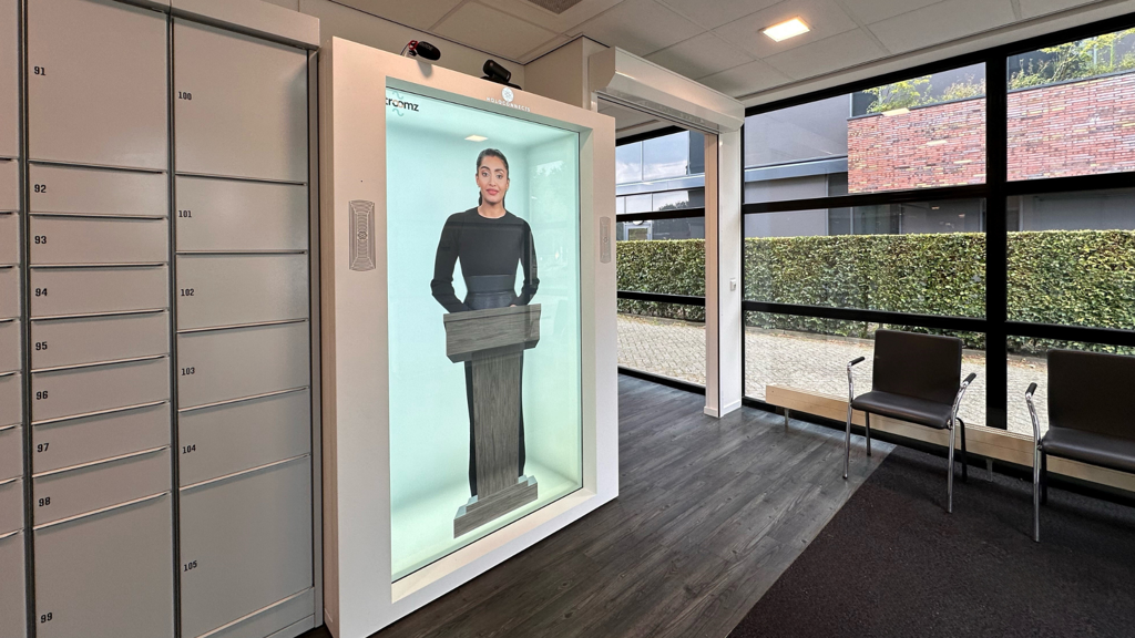 Hologram Alicia helpt klanten van apotheek Eindhoven
