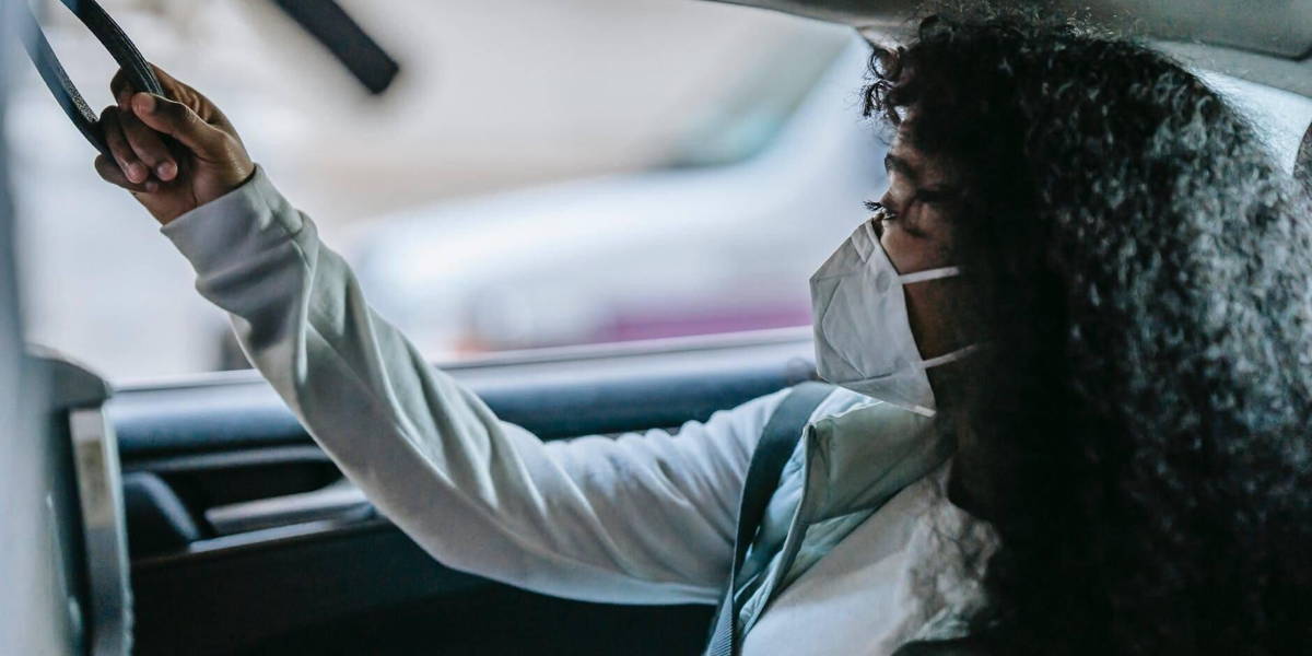 Auto-vrouw-smartphone-corona
