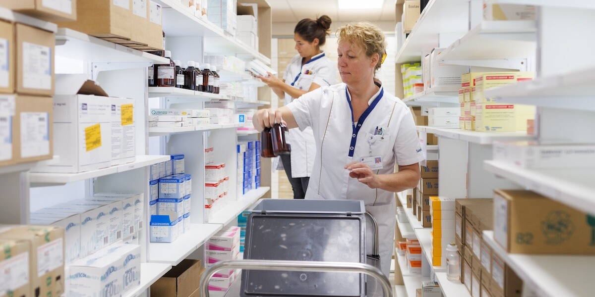 Vrouw pakt medicatie