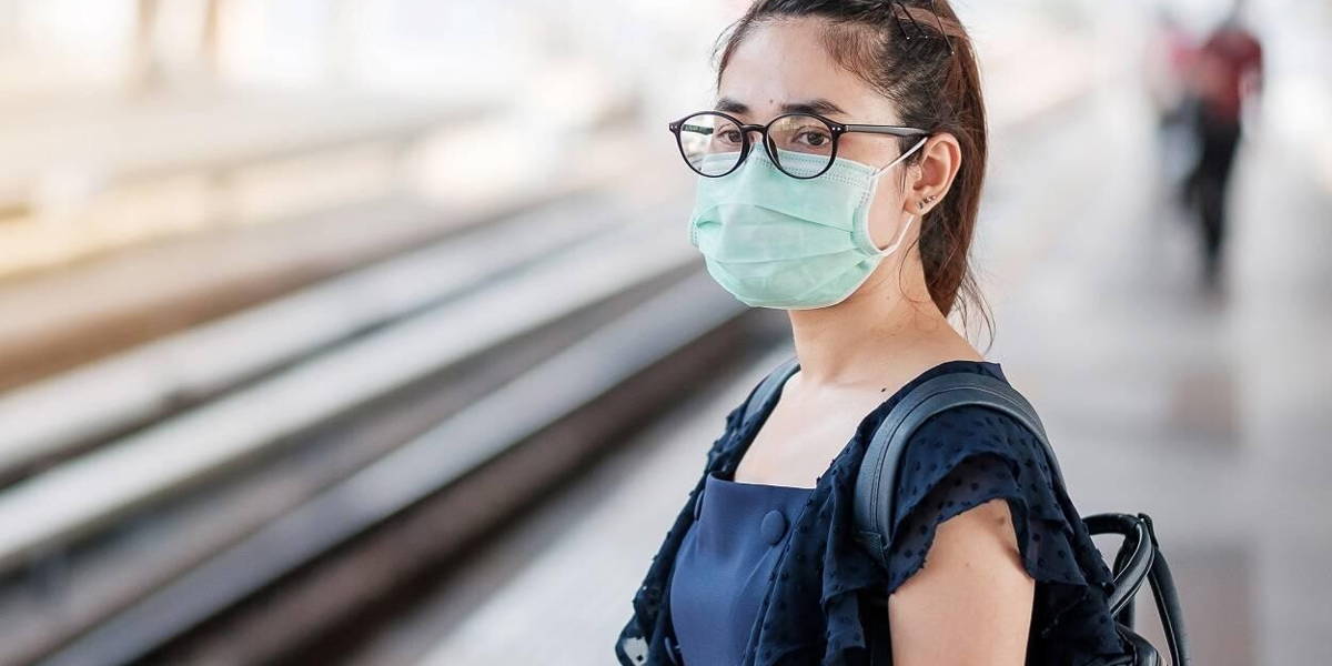 Vrouw-trein-reizen