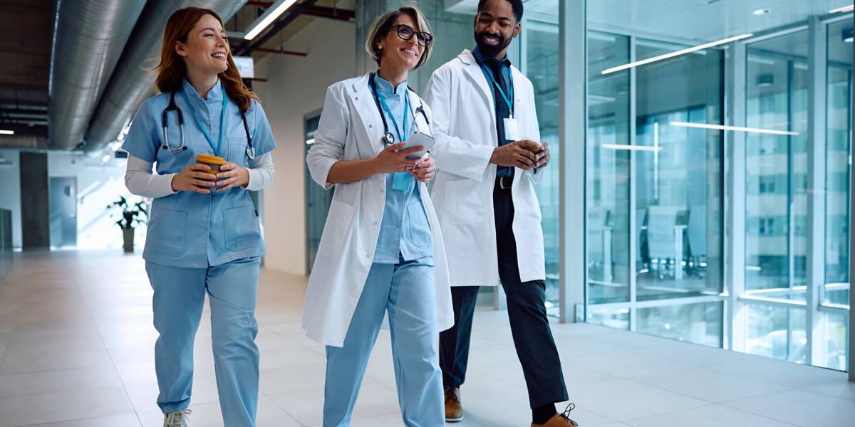 Zorgprofessionals wandelen door ziekenhuisgang