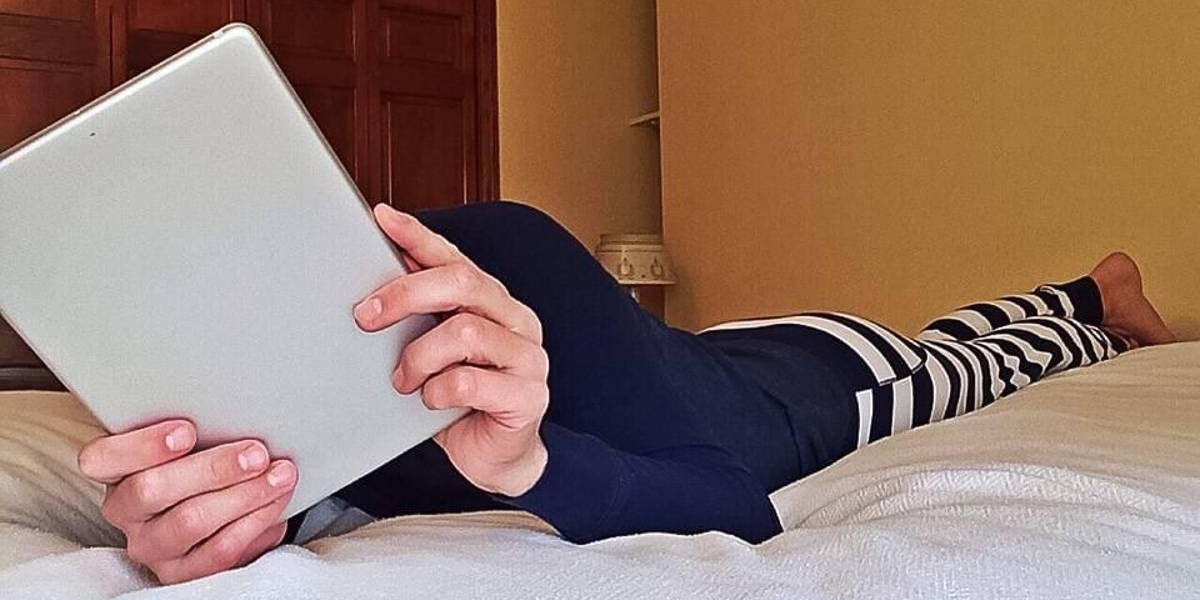 patient-bed-tablet-15218