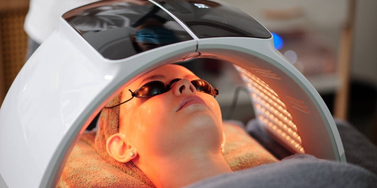 Vrouw ondergaat LED-lichttherapie voor gezicht
