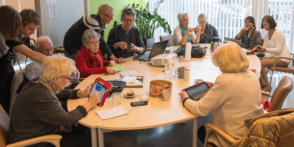 Studenten maken ouderen digitaal vaardig