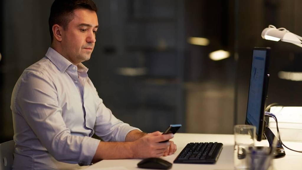 Man-Smartphone-Computer