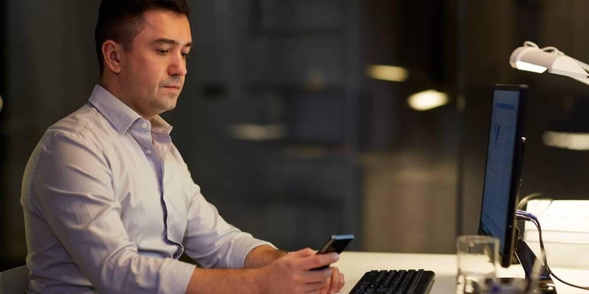 Man-Smartphone-Computer