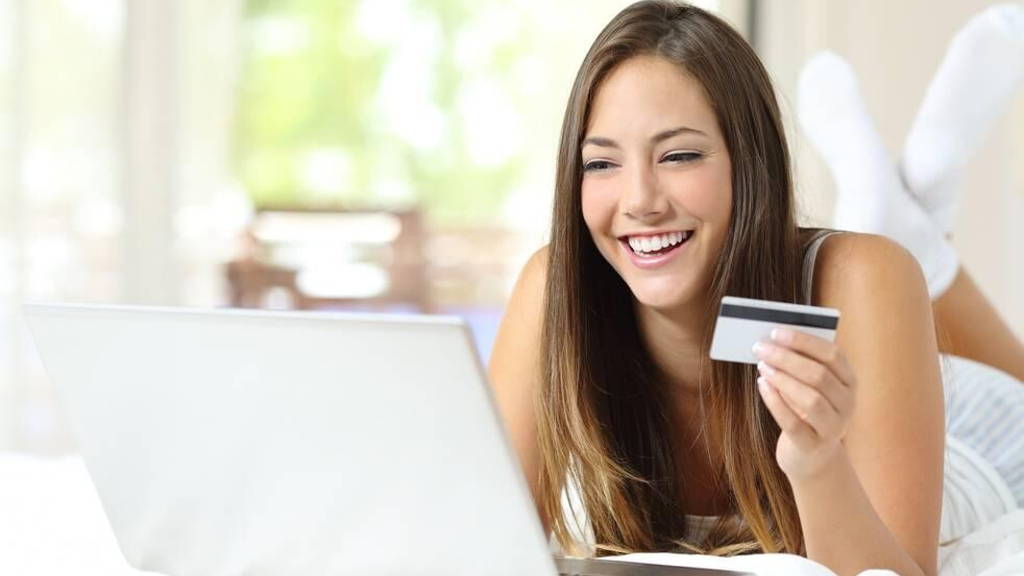 Laptop-computer-vrouw-betalen