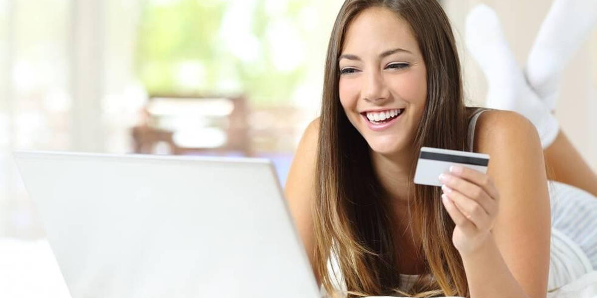 Laptop-computer-vrouw-betalen