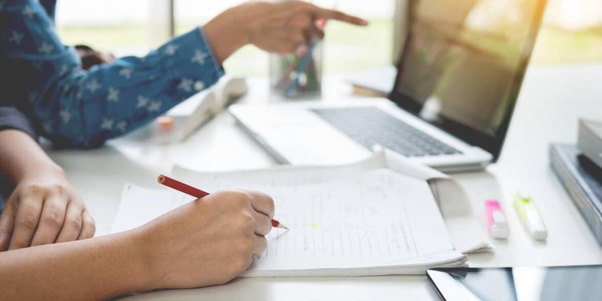 E-Learning-Laptop-Papier