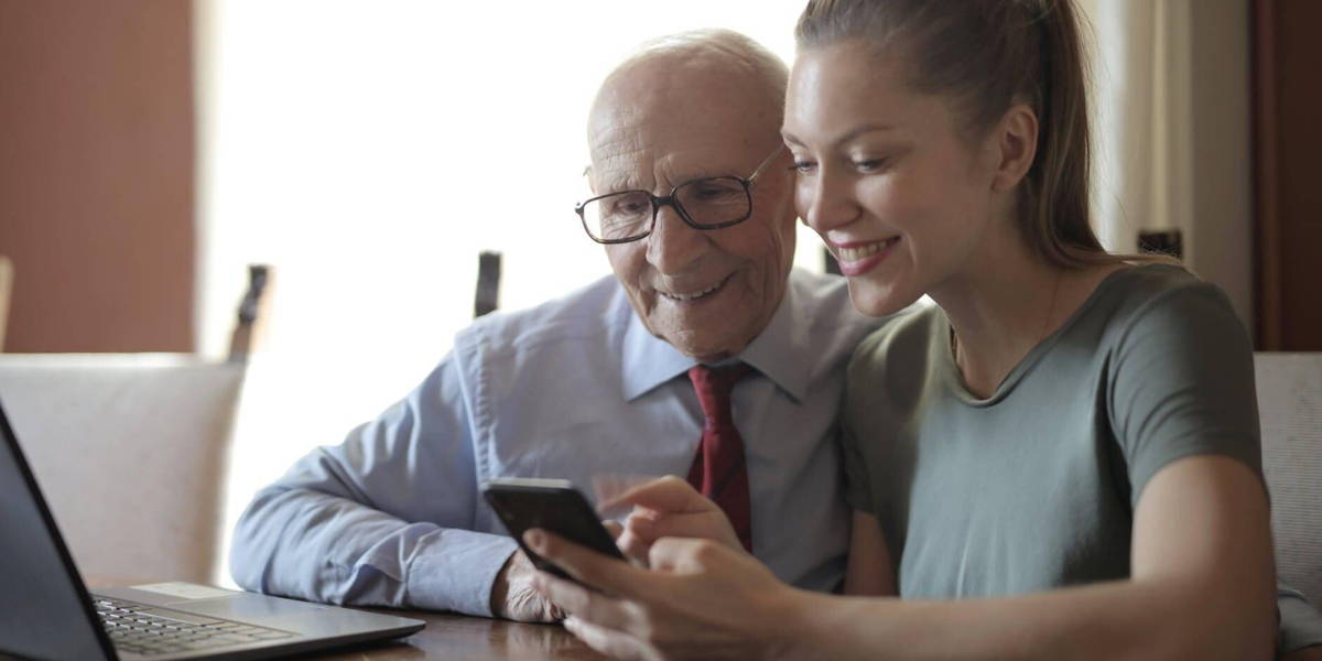 Senior-vrouw-smartphone-laptop