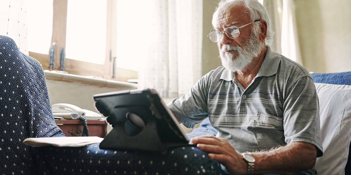 Oude man kijkt naar tablet